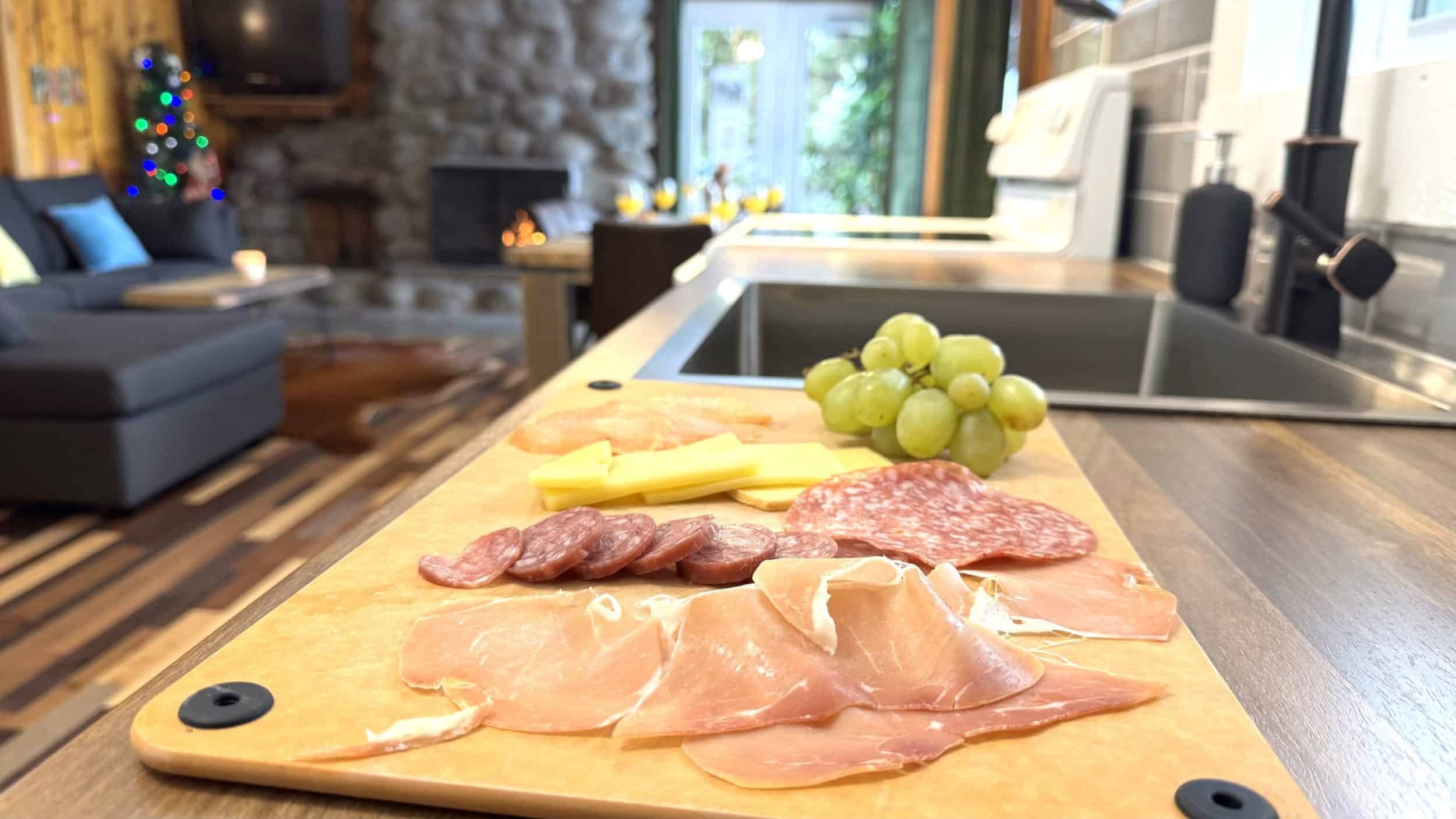 Épicerie, SAQ, essence et restos près du lac Sarrazin
