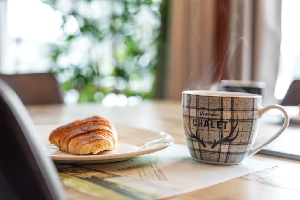 Croissant et café servis au Café des Pins