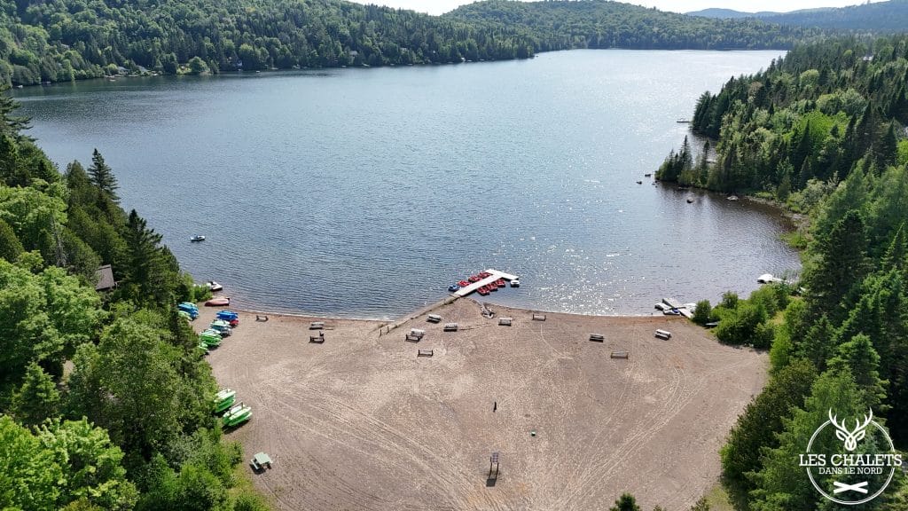 Le lac Sarrazin et sa plage privée vus du ciel, en été